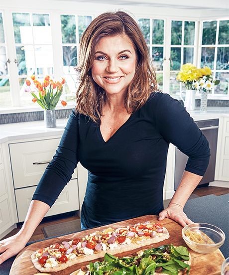 PIZZAS! You might still think of her as Bayside's high-waisted-pant-loving queen bee, Kelly Kapowski. Or, 90210's resident bad girl, Valerie Malone. Personally, we never felt like she got enough screen time as Agent Burke's super devoted wife on White... Valerie Malone, Mexican Dinner Party, Easy Dinner Party Recipes, Dinner Party Planning, Tiffany Amber, Kelly Kapowski, Perfect Dinner Party, Italian Dinner Party, Tiffani Thiessen