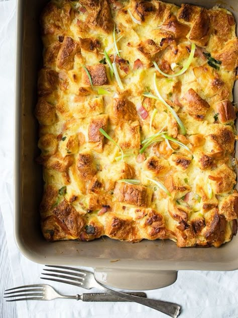 This delicious Overnight Bacon Breakfast Casserole recipe has classic breakfast favorites - eggs, bacon, and cheese! Prep the night before. Brioche Egg Casserole, Bacon Breakfast Casserole, Breakfast Casserole With Bacon, New Years Brunch, Brunch Bacon, Crescent Roll Breakfast, Betta Fish Bowl, Breakfast Casserole With Bread, Crescent Roll Breakfast Recipes