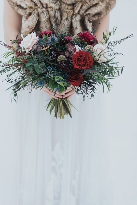 Moody Christmas Wedding, Snowy Portraits, Red Bouquets, Winter Bouquets, Christmas Wedding Bouquets, Pretty Wedding Bouquet, Green Carnation, Wedding Hacks, Young Wedding