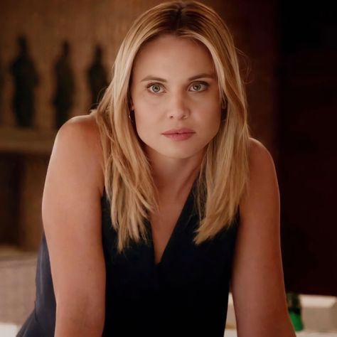 #leah #cami #tvdu Camille O Connell, Leah Pipes, Scott Patterson, The Mikaelsons, The Big Boss, Light Blue Top, Psychology Student, Hair Streaks, Physical Beauty