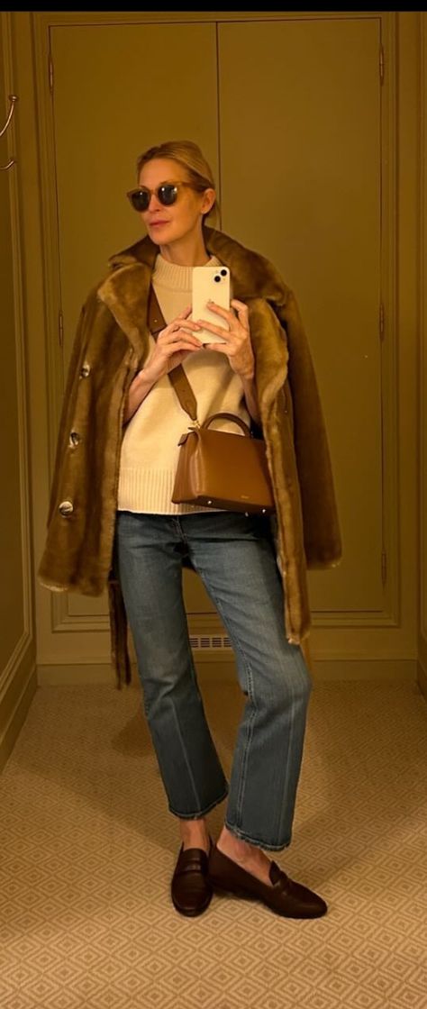 Lily Vanderwoodsen Style, Ralph Lauren Fall 90s, 90s Fur Coat Outfit, Kelly Rutherford 90s, Lily Vanderwoodsen, Kelly Aesthetic, Kelly Rutherford Style, Vintage Fur Coat Street Style, Ralph Lauren 1995 Fall Collection