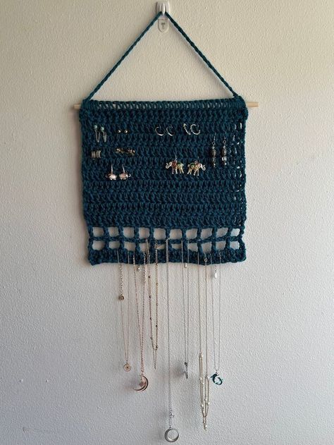 Creative Ways To Hang Jewelry, Crochet Wall Jewelry Holder, Crochet Hanging Jewelry Holder, Earing Holder Crochet, Crochet Book Holder Wall, Knit Jewelry Holder, Crochet Dorm Room Decor, Crochet Wall Decoration, Crochet Jewelry Holder Pattern