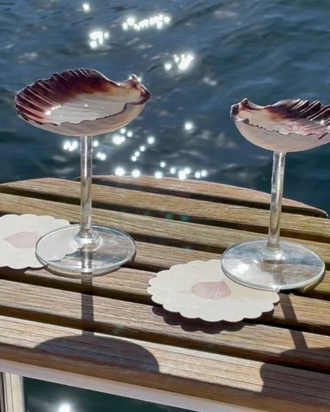 Sea Shell Champagne Glasses, Shell Furniture Design, Sea Furniture, Shell Cottage, Ocean Room Decor, Shell Glasses, Aqua Wedding, Ocean Wedding, Shell Decorations