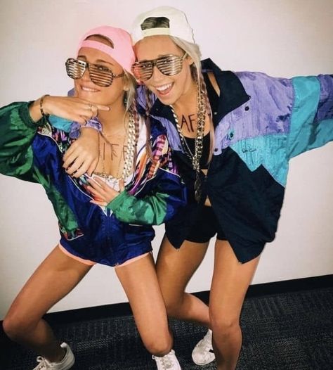 90s Inspired Halloween Costumes, Costumes Faciles, Teenage Halloween Costumes, College Halloween Costumes, Easy College Halloween Costumes, Meme Costume, 90s Halloween Costumes, Halloween Costumes For Work, Kostuum Halloween