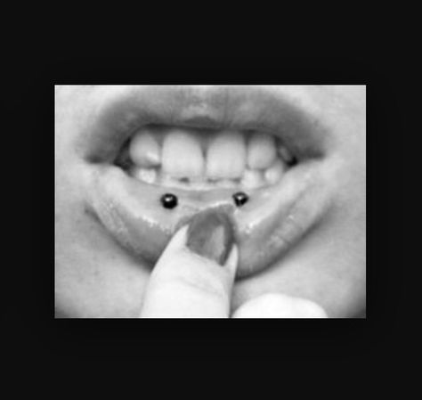 Not one for lip piercings but I kinda like this Horizontal Lip Piercing, Lip Piercing Names, Lip Frenulum Piercing, Frenulum Piercing, Ashley Piercing, Smiley Piercing, Cool Piercings, Bottom Lip, Labret Piercing