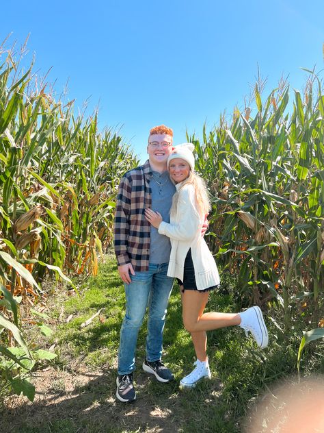 Corn Maze Couple Pictures, Pumpkin Patch Picture Ideas Couples, Corn Maze Pictures, Corn Maze Outfit, Boyfriend Girlfriend Pictures, Pumpkin Patch Pictures, Fall Pumpkin Patch, Fall Pics, Pumpkin Patch Outfit