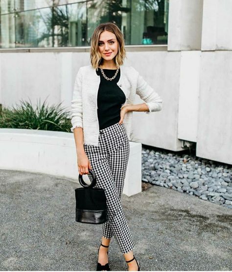 Black And White Checkered Pants Outfit, Black And White Plaid Pants Outfit, Houndstooth Pants Outfit, Checked Trousers Outfit, Work Event Outfit, Outfit Formal Mujer, Event Outfit Ideas, Black And White Striped Pants, Relatable Thoughts