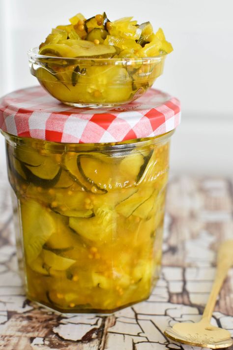 Piccalilli Recipes, Cucumber Pickles, Zucchini Pickles, Chocolate Zucchini Muffins, Pickles Recipe, Fermented Pickles, Canning Food Preservation, Fermentation Recipes, Pickled Vegetables