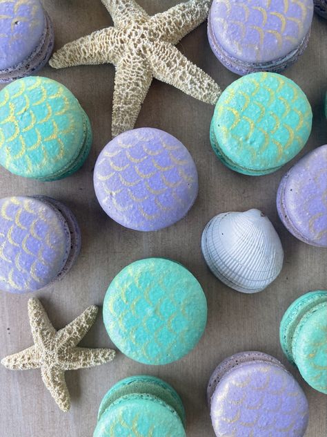 Mermaid Scale French Macarons Beach Macarons, Mermaid Macarons, Small Round Cake, Le Macaron, Ocean Theme Birthday, 25th Birthday Parties, Macaron Flavors, Mermaid Theme Birthday, Round Cake