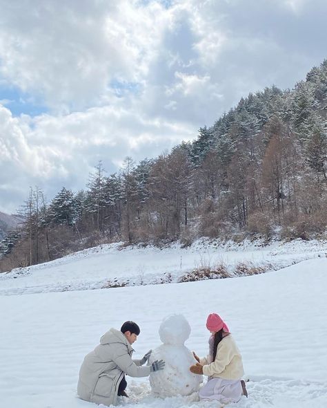 Pre Wedding Shoot Ideas, Snow Pictures, Cute Romance, 사진 촬영 포즈, Park Min Young, Profile Pictures Instagram, Couples Vibe, Themes Photo, Winter Love