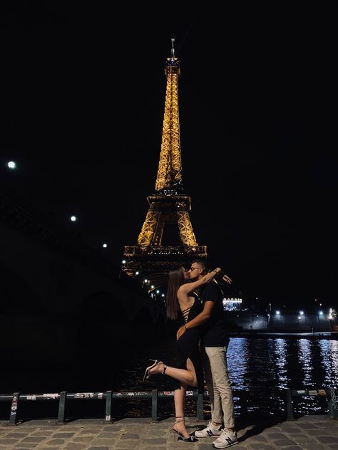 Paris Photo Ideas Couple, Love In Paris Aesthetic, Paris Couple Aesthetic, Paris With Boyfriend, Living With Boyfriend, Couples In Paris, Paris Couple Pictures, Honeymoon In Paris, Paris In Love