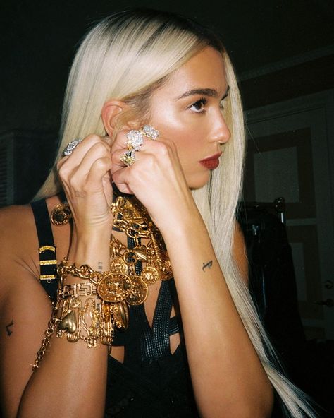 Luxury Branding Design, Gold Girl, Artist Models, Dua Lipa, Awards Ceremony, Grammy Awards, Amazing Women, Blonde Hair, Versace