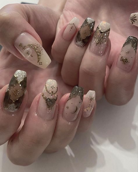 Midevil Nail Art, Victorian Style Nails, Academia Nails Aesthetic, Fantasy Wedding Nails, Dark Academia Nails Aesthetic, Victorian Nails Designs, Victorian Nail Art, Light Academia Nails, Vintage Nails Aesthetic