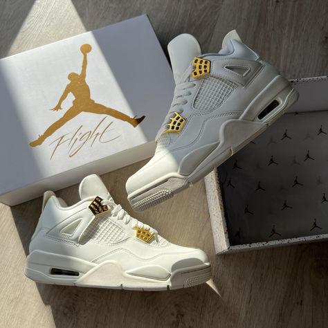 This shoe is a striking blend of luxury and sport. Perfect for an amazing back to school outfit. Enjoy them today with the link provided. Jordan 4 Metallic, Jordan 4 Retro Metallic, Zapatillas Jordan Retro, Nike Shoes Women Fashion, Pretty Sneakers, Boty Nike, Nike Air Jordan 4, Nike Fashion Shoes, Preppy Shoes