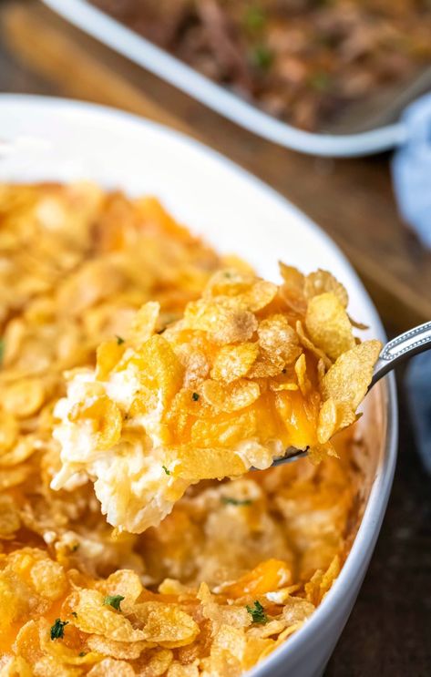 Easy, cheesy Funeral Potatoes are a great make-ahead side dish casserole recipe that is great at Thanksgiving, Christmas, or Easter! Creamy Cheesy Potatoes, Cheese Scalloped Potatoes, Ground Beef Breakfast, Cheesy Potatoes Recipe, Lays Potato Chips, Cheesy Potato Casserole, Cheesy Casserole, Cream Of Mushroom Soup, Holiday Favorite Recipes