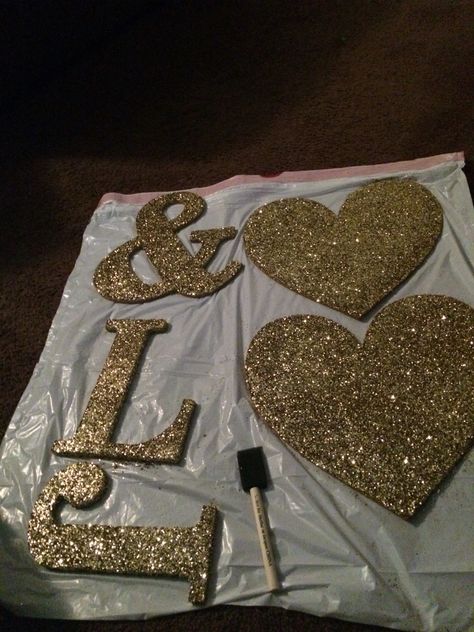 Black and gold decor DIY Diy Gold Decor, Black And Gold Decor, Glitter Bachelorette Party, Glitter Bedroom, Wine Bar Sign, Gold Rooms, 50th Anniversary Party, Dekor Diy, Black Gold Jewelry