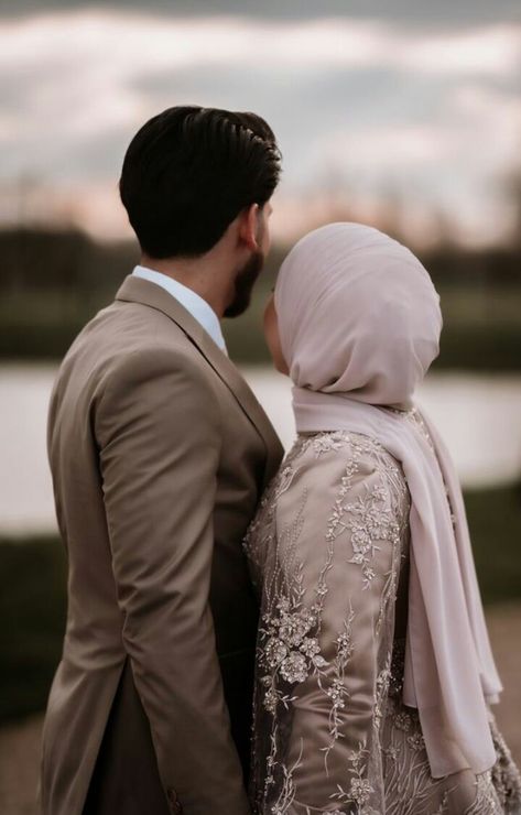 Simple Engagement Dress, Engagement Party Photo Ideas, Muslim Wedding Photos, Muslim Wedding Photography, Couple Engagement Pictures, Muslim Couple Photography, Cute Couples Cuddling, Wedding Photography Styles, Cute Muslim Couples