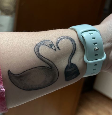 Ouat Tattoos, Captain Hook Tattoo, Once Upon A Time Tattoo, Tattoo Swan, Hook Tattoos, Swan Tattoo, Awesome Tattoos, Killian Jones, Emma Swan