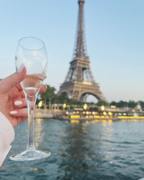 Eiffel Tower view in Paris from La Seine River, plus a glass of French champagne Eiffel Tower Pictures, Paris Dream, Seine River, Paris Summer, Paris Trip, La Seine, Paris Eiffel Tower, Paris Travel, Europe Destinations