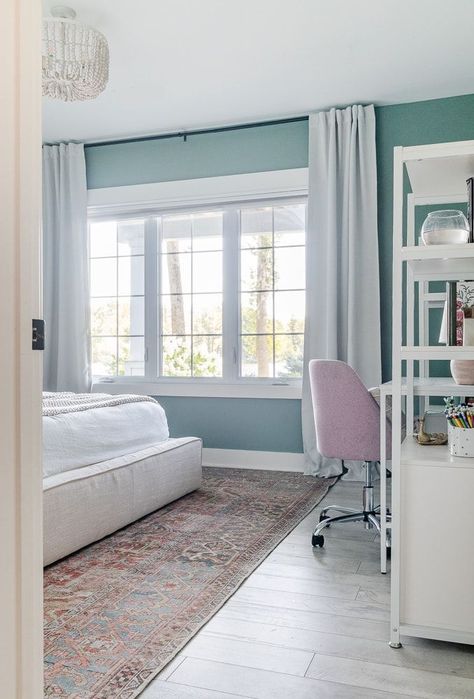 bedroom with teal green walls and white desk and shelves Teal Kids Room, Gray Teen Bedroom, Teal Girls Bedroom, Girls Bedroom Teal, Teen Girl Bedroom Designs, Green And White Bedroom, Bedroom Teal, Lilypad Cottage, Teal Accent Walls