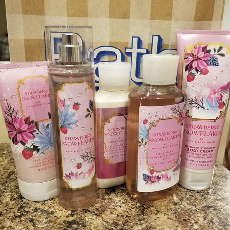 Strawberry Snowflakes, Bath N Body Works, Amazon Beauty, Body Hygiene, Bath And Body Work, Beauty Routine Tips, Bath And Body Works Perfume, Shower Skin Care, Body Smells