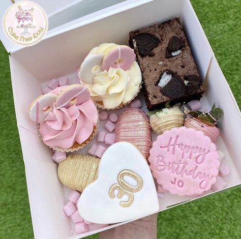 Mothers Day Sweet Treat Boxes, Mothers Day Dessert Boxes, Box Dulce, Mothers Day Desserts, Sweet Boxes, Chocolate Covered Strawberries Bouquet, Mothers Day Cupcakes, Celebration Box, Pastel Cupcakes