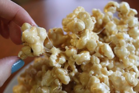 I’m just going to go ahead and say it…this might be one of my all-time favorite snack recipes. Ever. Of ALL time. This recipe tasted like a mix of caramel popcorn (yum) and rice crispy … Popcorn Rice, Rice Crispy Treat, How To Make Popcorn, Rice Crispy Treats, Caramel Popcorn, Crispy Treats, Rice Crispy, Snack Mix, Sweet Taste