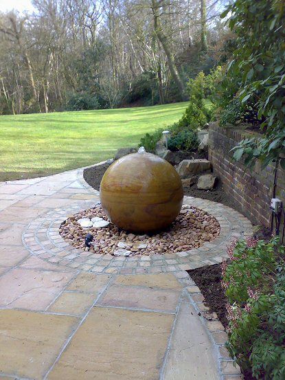 Budget Garden Ideas, Garden On A Budget, Unique Garden Art, Outdoor Water Features, Landscaping Inspiration, Backyard Water Feature, Budget Garden, Traditional Homes, Smart Garden