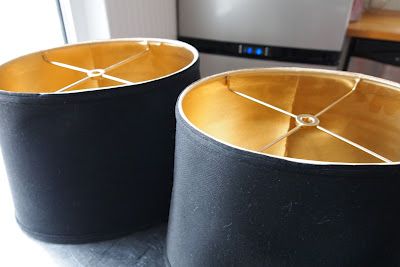 tutorial for painting the inside of dark lamp shades gold.  Love this! Rustoleum Metallic, Diy Lampe, Gold Spray Paint, Gold Spray, Deco Originale, Diy Lamp Shade, Gold Diy, Black Doors, Diy Lamp