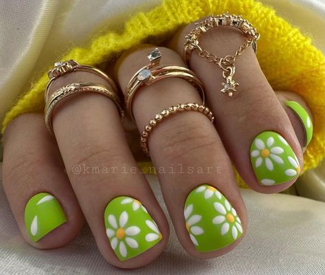 Kmarie Nails Artist (@kmarie_nailsart) • Instagram photos and videos Nails Daisy, Green Acrylic Nails, Pretty Nail Colors, Short Press On Nails, Gold Glitter Nails, Summer Manicure, Nails Square, Nail Forms, Pretty Nail Art