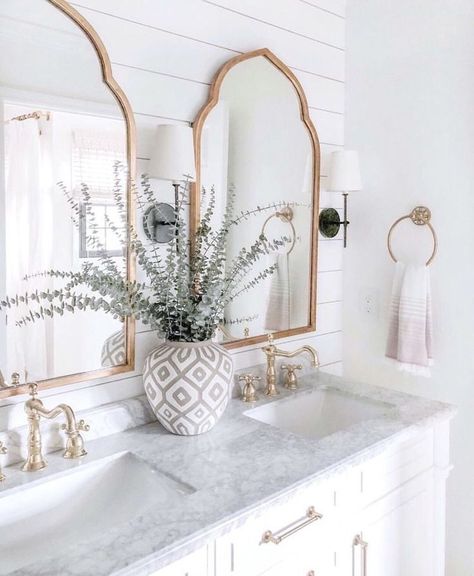 White marble bathroom inspiraton #decoration #bathroominspo Drømme Bad, White Marble Bathrooms, Boho Bathroom Decor, Bad Inspiration, Boho Bathroom, Minimal Home, Girls Bathroom, Marble Bathroom, Style At Home