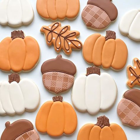 Reunion Desserts, Family Reunion Desserts, Dot Cookies, Autumn Cookies, Fall Decorated Cookies, Acorn Cookies, Halloween Cookies Decorated, Royal Iced Cookies, Cookies Ideas