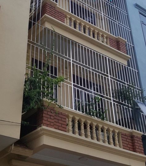 Full Balcony Grill Design, Balcony Safety Grill Design India, Box Grill Design For Balcony, Front Porch Grill Design, Iron Grill Design Balconies, Steel Grill Design Balcony, Balcony Safety Grill Design, Grill Design For Windows, Metal Balcony Railing