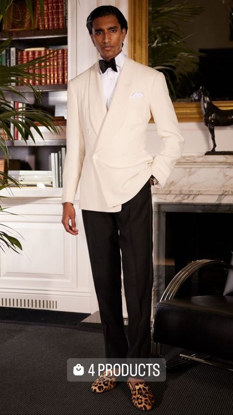 Tuxedo Photoshoot, White Tuxedo Men, Prewedding Ideas, Ivory Suit, Suits Groom, Groom And Groomsmen Suits, Wedding Outfits For Groom, Ralph Lauren Suits, Classy Outfits Men