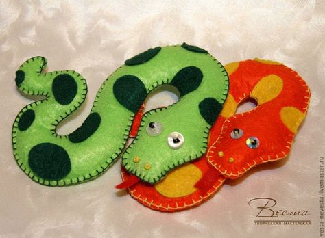 Felt Snake, Felt Book, Snake Patterns, Holiday Crafts Christmas, Felt Toys, Clothing Hacks, Applique Quilts, Free Kids, Felt Crafts