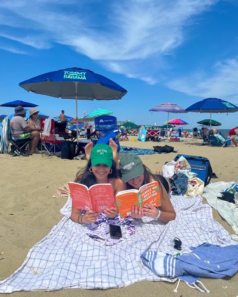 books, booktok, beach, picnic, outfit, friends, inspo, summer, reading Summer 2024 Asthetics, Beach Trip With Friends Activities, Reading At Beach, Beach Picnic Outfit, Beach Trip With Friends, Reading Picnic, Beach Day With Friends, Reading Friends, Reading On The Beach