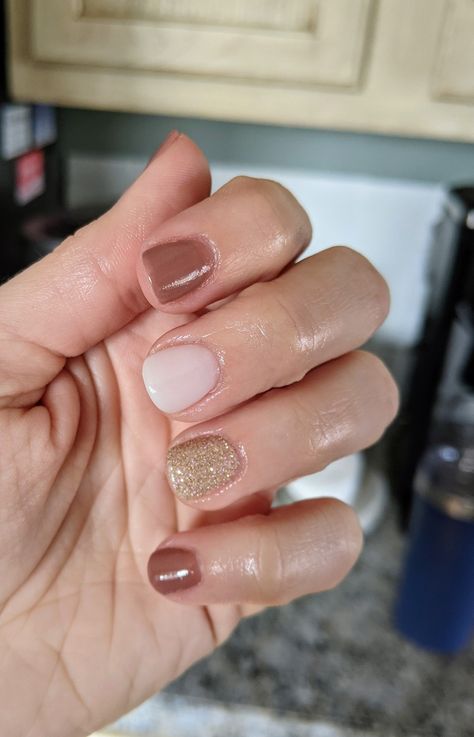 Neutral Fall Manicure Ideas, Fall No Chip Nail Designs, Cute Sns Nail Ideas For Fall, Fall Nail Ideas Simple Short, Nuteral Nails Cute Short, Cute Short Dip Nails Fall, Dip Powder Nail Ideas Fall, Trendy Nails Short Square Fall, Fall No Chip Nail Colors