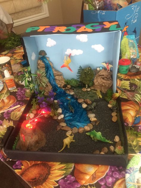 Jonas’s 2nd grade pterodactyl dinosaur diorama Dinosaur School Project, Dinosaur Diorama, Diorama Kids, Shoe Box Crafts, Dinosaur Activities Preschool, Dinosaur Garden, Dinosaur Projects, Habitats Projects, Garden Decor Diy