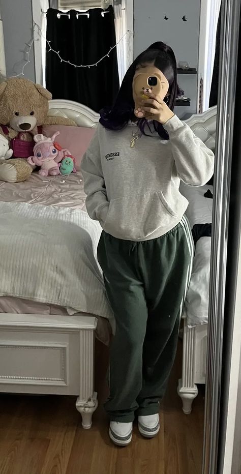 Comfy Outfit Ideas For Home, 2017 Baddie Era, Simple Comfortable Outfits, Outfits When On Your Period, School Simple Outfits, Comfy Clothes Outfit, Baddie Outfits School, Camp Shirt Outfit, Outfit Ideas With Hoodies