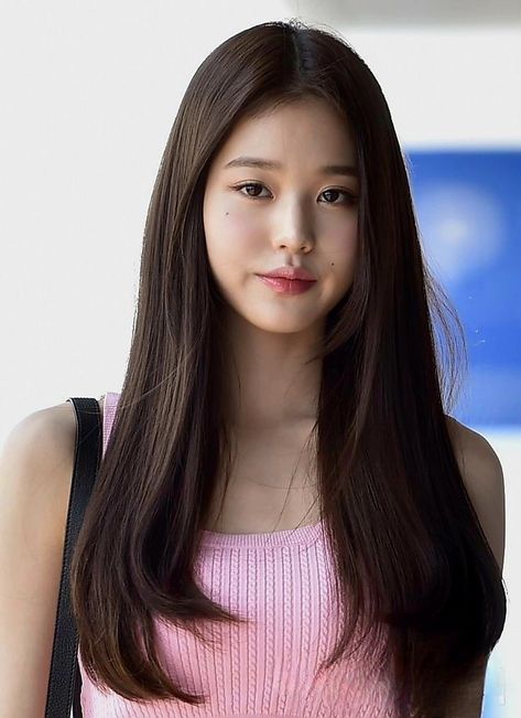 w🐰ny✨️🩷 Korean Straight Hairstyles, Korean Haircut Long, Korean Haircut, Straight Hair Cuts, Hair Inspiration Long, Oval Face Haircuts, Oval Face, Girl Haircuts, Haircuts Straight Hair