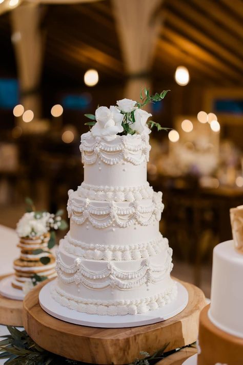 Classic Wedding Cake Romantic, Long Sheet Cake Wedding, Wedding Cake Timeless, Timeless Wedding Cakes, Old Money Weddings, Vintage Style Wedding Cake, Wedding Cake With Real Flowers, Small Wedding Cake Ideas, Wedding Cake Vintage