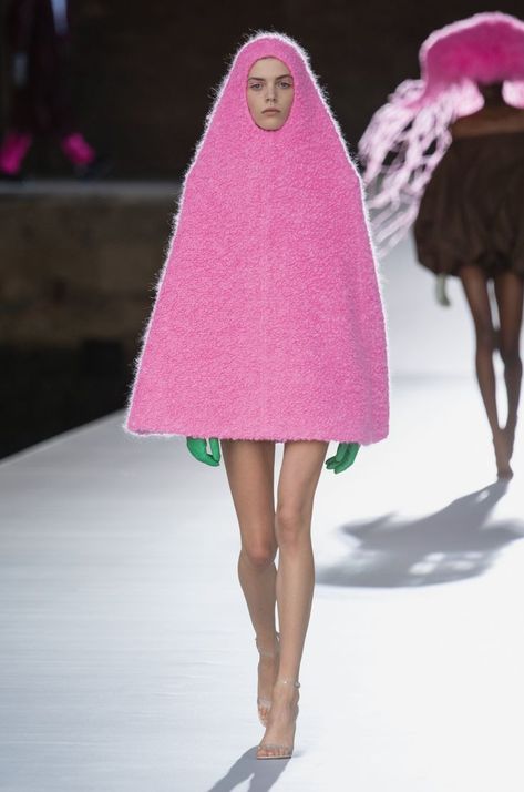 Pink Runway, Valentino Runway, Cape Fashion, 2022 Runway, Valentino Haute Couture, Collection Couture, Gaun Fashion, Runway Inspiration, Valentino Couture