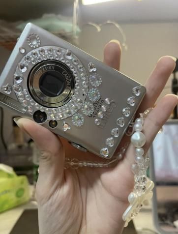 D：183265873 rhinestoned ccd camera canon ixus Camera Decor, Canon Ixus, Digi Cam, Camera Aesthetic, Camera Digital, Camera Canon, Rhinestone Art, Canon Camera, Vintage Camera