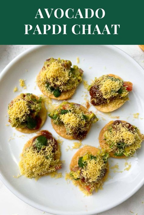 Avocado Papdi Chaat, Avocado Chaat, Papri Chaat Recipe, Papri Chaat, Mexican Fusion, Healthy Party Appetizers, Chats Recipe, Indian Appetizers, How To Make Guacamole