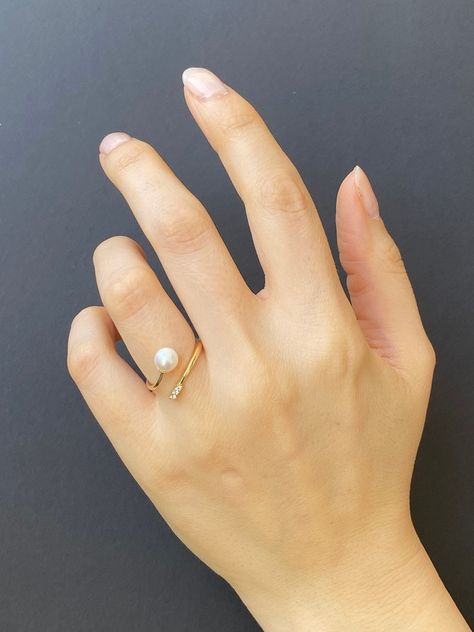 Rings For Short Chubby Hands, Minimal Wedding Rings, Necklace Trends, Pearl Ring Simple, Pearl Ring Design, Nidhhi Agerwal, Unique Gold Jewelry Designs, Gold Pearl Jewelry, Gold Jewelry Outfits