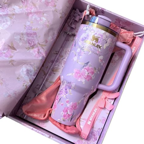 Rare Stanley X Loveshackfancy 40 Oz Tumbler In Happy Thoughts Condition: Brand New In Box! Never Used! Botella Aesthetic, Lilac Accessories, Lilac Aesthetic, Stanley Products, Pretty Items, Trendy Water Bottles, Summer Board, Purple Stuff, Stanley Cups