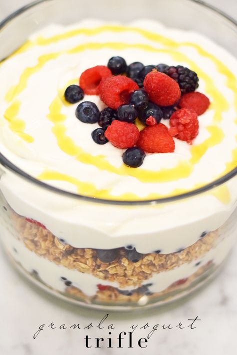 easy granola yogurt trifle recipe Yogurt Trifle, Granola Yogurt Parfait, Breakfast Yogurt Parfait, Simple Brunch, Granola Parfait, Easy Granola, Brunch Items, Trifle Dish, Easy Brunch Recipes