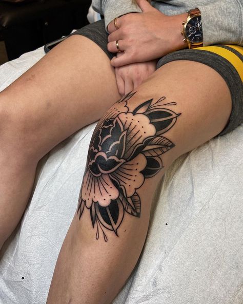 Pretty Knee Tattoos, Trad Knee Tattoo, American Traditional Peony, Black Peony Tattoo, Traditional Tattoo Knee, Traditional Thigh Tattoo, Traditional Tattoos Black, Underarm Tattoo, Traditional Tattoo Flowers