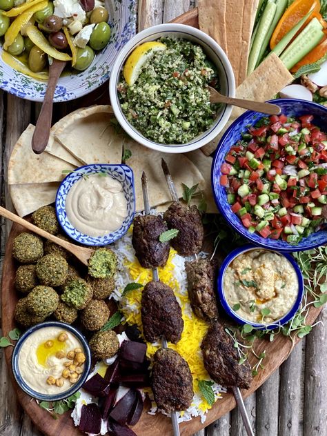 Turkish Meze Platter Ideas, Middle Eastern Food Board, Moroccan Mezze Platter, Middle Eastern Grazing Table, Middle Eastern Party Food Ideas, Mezze Dinner Party, Mezze Board Ideas, Middle Eastern Starters, Middle Eastern Mezze Platter