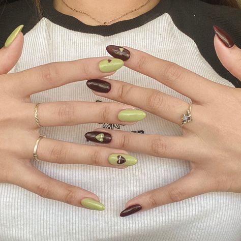 Cute Oval Nails Design Fall, Green And Brown Nails Aesthetic, Simple Earth Tone Nails, Nail Green And Brown, Brown Green Nails Design, Green Nails Aesthetic Vintage, Green And Brown Nails Ideas, Easy Nail Art Green, Funky Green Nail Designs